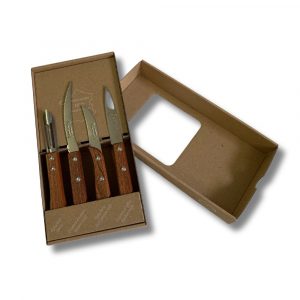 Boîte ouverte de couteaux manches bois foncé